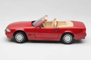 Mercedes SL500 R129 Punane Revell 1:18 08927 Metall - pilt 4/8