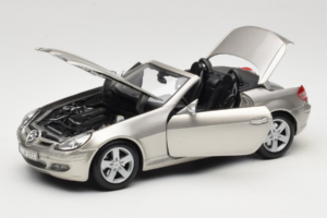 Mercedes SLK R171 Hele Pronks Metallik Maisto 1:18 31674-R1 Metall - pilt 2/8