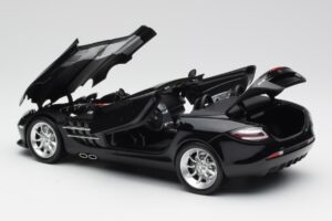 Mercedes SLR McLaren Roadster R199 Crystal Galaxit Must Minichamps 1:18 B66961004 Metall - pilt 5/8