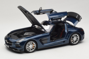 Mercedes SLS AMG Black Series Daytona Blue Metallic Minichamps 1:18 110033026 Metall - pilt 2/8