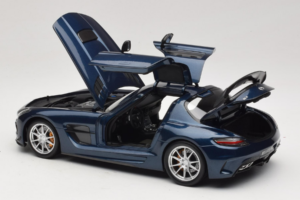 Mercedes SLS AMG Black Series Daytona Blue Metallic Minichamps 1:18 110033026 Metall - pilt 5/8