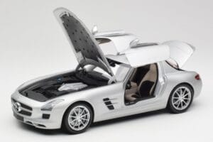 Mercedes SLS AMG C197 Iridium Hõbedane Minichamps 1:18 100039026 Metall - pilt 2/8