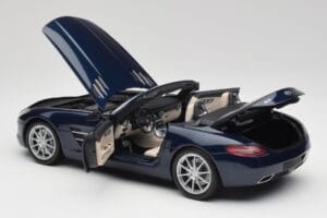 Mercedes SLS AMG R197 Roadster South Seas Sinine Minichamps 1:18 100039031 Metall - pilt 5/8