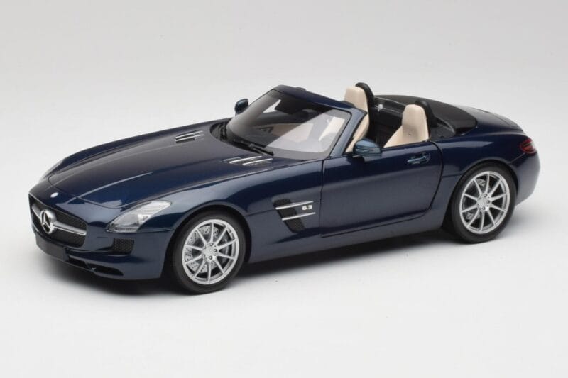 Mercedes SLS AMG R197 Roadster South Seas Sinine Minichamps 1:18 100039031 Metall