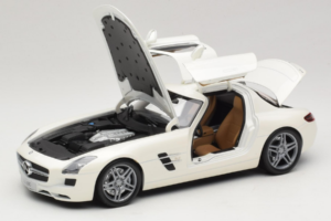 Mercedes SLS AMG Designo Mystic White Museum Edition Minichamps 1:18 B66055551 Metall - pilt 2/8
