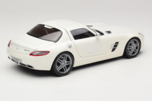 Mercedes SLS AMG Designo Mystic White Museum Edition Minichamps 1:18 B66055551 Metall - pilt 3/8