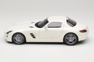 Mercedes SLS AMG Designo Mystic White Museum Edition Minichamps 1:18 B66055551 Metall - pilt 4/8