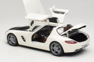 Mercedes SLS AMG Designo Mystic White Museum Edition Minichamps 1:18 B66055551 Metall - pilt 5/8
