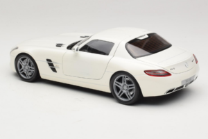 Mercedes SLS AMG Designo Mystic White Museum Edition Minichamps 1:18 B66055551 Metall - pilt 7/8