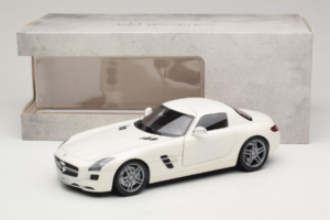 Mercedes SLS AMG Designo Mystic White Museum Edition Minichamps 1:18 B66055551 Metall - pilt 8/8