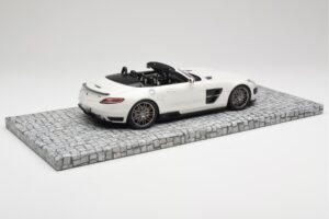 Mercedes Brabus SLS AMG 700 Biturbo Roadster Pearl Valge Minichamps 1:18 107032130 Metall - pilt 2/6