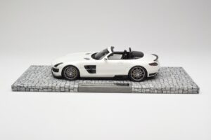 Mercedes Brabus SLS AMG 700 Biturbo Roadster Pearl Valge Minichamps 1:18 107032130 Metall - pilt 3/6