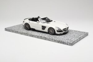 Mercedes Brabus SLS AMG 700 Biturbo Roadster Pearl Valge Minichamps 1:18 107032130 Metall - pilt 4/6