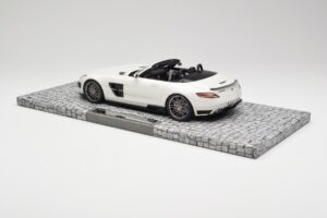 Mercedes Brabus SLS AMG 700 Biturbo Roadster Pearl Valge Minichamps 1:18 107032130 Metall - pilt 5/6