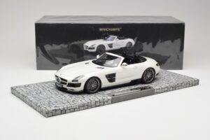 Mercedes Brabus SLS AMG 700 Biturbo Roadster Pearl Valge Minichamps 1:18 107032130 Metall - pilt 6/6