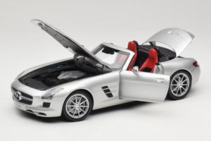 Mercedes SLS AMG Roadster Iridium Hõbedane Minichamps 1:18 B66960078 Metall - pilt 2/8