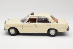 Mercedes W115 Strich 8 Kreemjas Sun Star 1:18 4581 Metall - pilt 4/8
