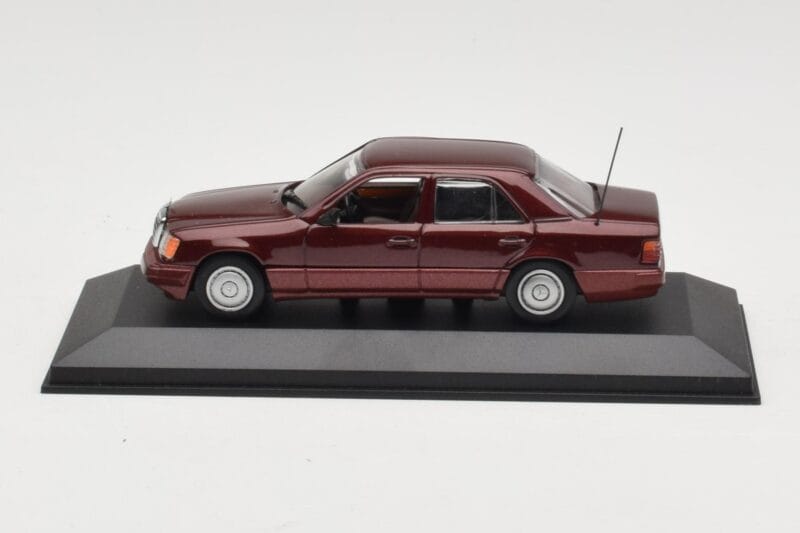 Mercedes W124 Dark Red Metallic Minichamps 1:43 Mercedes W124 Dark Red Metallic Minichamps 1:43 MB002 Metall