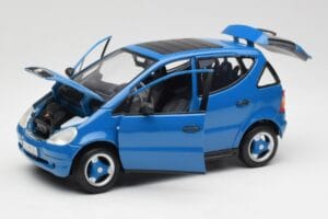Mercedes A-Class W168 Azure Sinine Maisto 1:18 50311 Metall - pilt 2/8