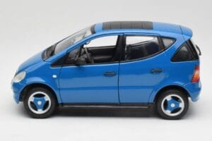 Mercedes A-Class W168 Azure Sinine Maisto 1:18 50311 Metall - pilt 4/8