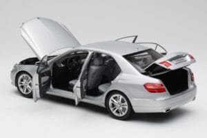 Mercedes E-klass W212 Avantgarde Iridium Hõbe Värv Väljaanne 1 Minichamps 1:18 B66960212-D1 Metall - pilt 5/11