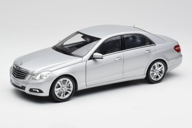 Mercedes E-klass W212 Avantgarde Iridium Hõbe Värv Väljaanne 1 Minichamps 1:18 B66960212-D1 Metall