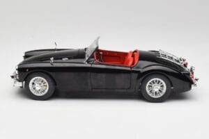MGA English Roadster Must Revell 1:18 84559091 Metall - pilt 4/8