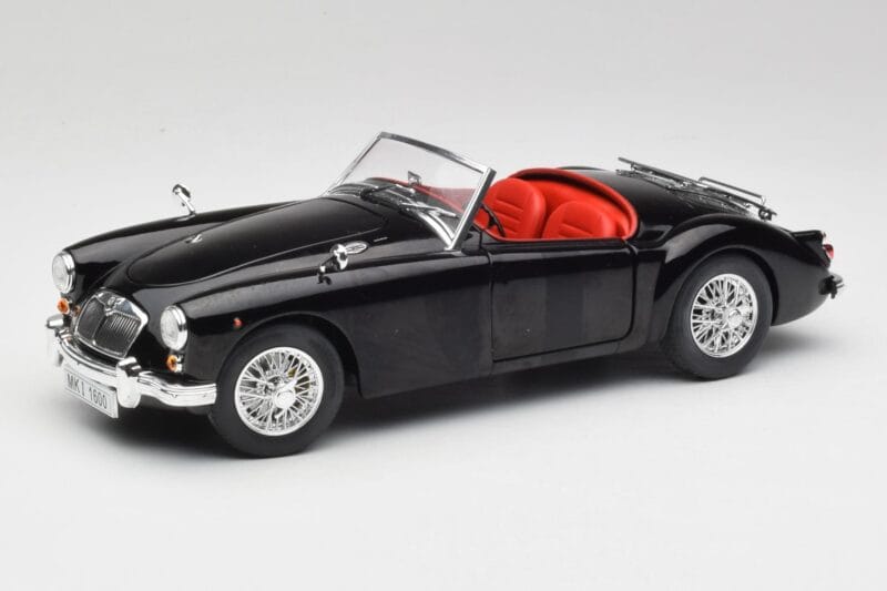 MGA English Roadster Must Revell 1:18 84559091 Metall