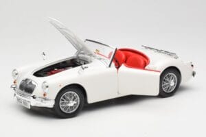 MGA Roadster Old English White Revell 1:18 08455 Metall - pilt 2/8