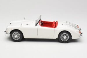 MGA Roadster Old English White Revell 1:18 08455 Metall - pilt 4/8