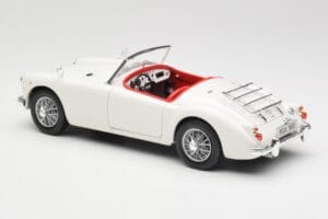 MGA Roadster Old English White Revell 1:18 08455 Metall - pilt 7/8
