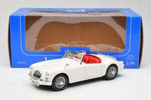 MGA Roadster Old English White Revell 1:18 08455 Metall - pilt 8/8