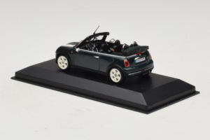 Mini Cooper Kabriolett Roheline Valge Triibuga Minichamps 1:43 80420309093-R1 Metall - pilt 3/5