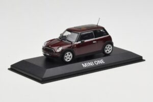 Mini One R50 Tumepunane Musta Katusega Minichamps 1:43 MINI008 Metall - pilt 2/5