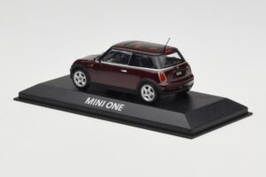 Mini One R50 Tumepunane Musta Katusega Minichamps 1:43 MINI008 Metall - pilt 3/5