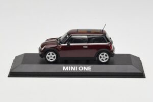 Mini One R50 Tumepunane Musta Katusega Minichamps 1:43 MINI008 Metall