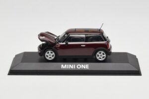 Mini One R50 Tumepunane Musta Katusega Minichamps 1:43 MINI008 Metall - pilt 5/5