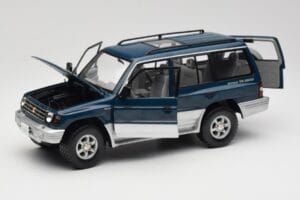 Mitsubishi Pajero V20 LWB Sinine & Hõbedane Sun Star 1:18 1212 Metall - pilt 2/8