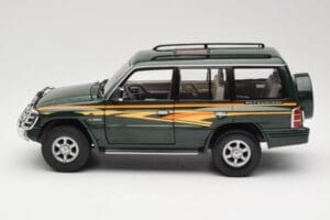 Mitsubishi Pajero V20 LWB Roheline Sun Star 1:18 1225 Metall - pilt 4/8