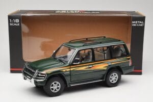 Mitsubishi Pajero V20 LWB Roheline Sun Star 1:18 1225 Metall - pilt 8/8