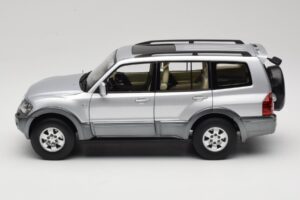 Mitsubishi Pajero V73 Sinine YC Model 1:18 241218040102010209 Metall - pilt 4/8