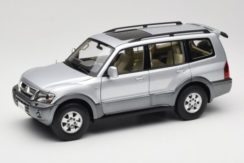Mitsubishi Pajero V73 Sinine YC Model 1:18 241218040102010209 Metall