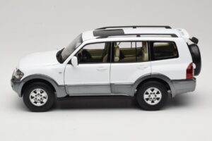 Mitsubishi Pajero V73 Valge YC Model 1:18 241218040103010206 Metall - pilt 4/8
