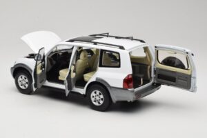 Mitsubishi Pajero V73 Valge YC Model 1:18 241218040103010206 Metall - pilt 5/8