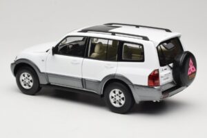 Mitsubishi Pajero V73 Valge YC Model 1:18 241218040103010206 Metall - pilt 7/8