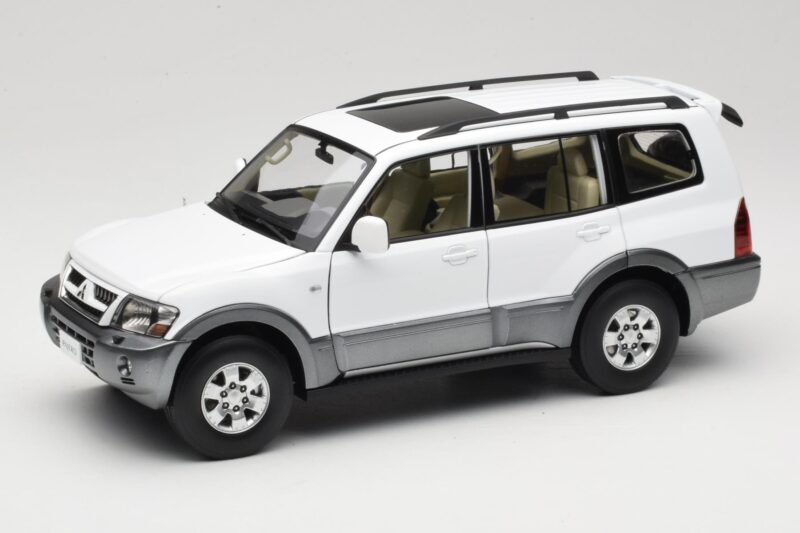 Mitsubishi Pajero V73 Valge YC Model 1:18 241218040103010206 Metall