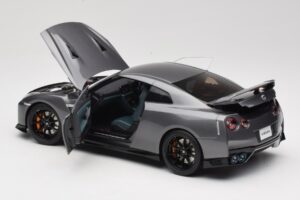 Nissan GT-R R35 Track Edition NISMO Gun Metallic MotorHelix 1:18 M83507 Metall - pilt 5/8