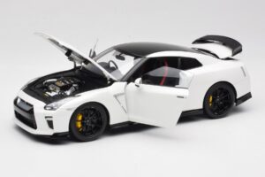 Nissan GT-R R35 Track Edition NISMO Pearl White MotorHelix 1:18 M83518 Metall - pilt 2/8