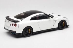 Nissan GT-R R35 Track Edition NISMO Pearl White MotorHelix 1:18 M83518 Metall - pilt 3/8