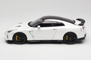 Nissan GT-R R35 Track Edition NISMO Pearl White MotorHelix 1:18 M83518 Metall - pilt 4/8